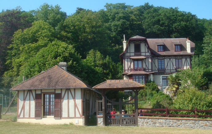 vue par la fenêtre du pavillon