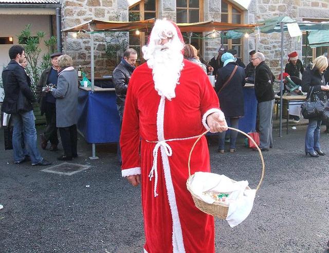 notre ami, le Père Noël, avec ses bonbons notre ami, le Père Noël, avec ses bonbons