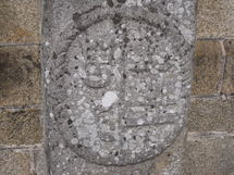 la pierre tombale avec blason