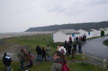 Après la visite du site des pêcheries, enfants, stagiaires, formatrices enseignants et guide  en route vers les cabines