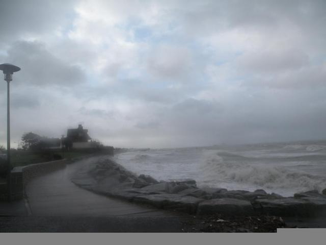 Mais, des vagues d'une hauteur inhabituelle viennent assaillir la cale Saint Michel (photo Louis Malle)