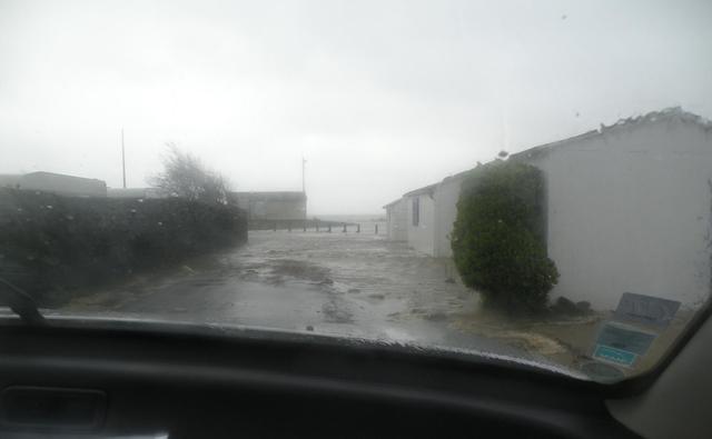 Les vagues envahissent la route et atteignent même la haie du camping (photo Louis Malle) Les vagues envahissent la route et atteignent même la haie du camping (photo Louis Malle)