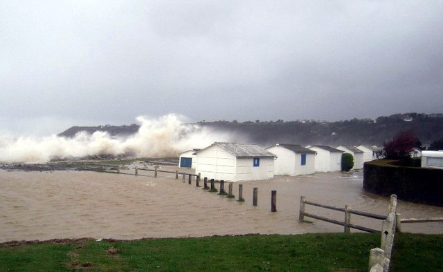 et aussi la force des vagues...(photo Monsieur Vayret de Carolles, transmise par Sylvie Thuilliez) et aussi la force des vagues...(photo Monsieur Vayret de Carolles, transmise par Sylvie Thuilliez)