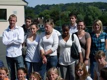 Les stagiaires et à droite Séverine, leur formatrice. Devant quelques écoliers.