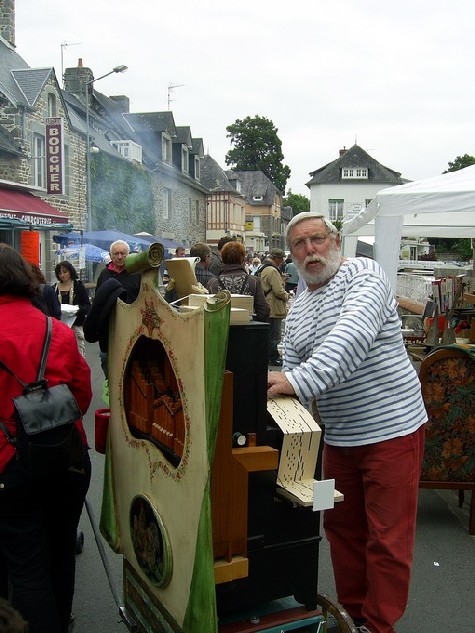 Dédé de Granville avec son orgue de barbarie