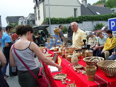 Louis, notre artisan d'art avec ses objets en bois, est toujours fidèle au rendez vous