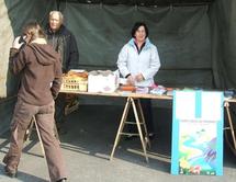 les bénévoles de l'O.T. proposent la documentation et aident la boulangère à vendre ses croissants. les bénévoles de l'O.T. proposent la documentation et aident la boulangère à vendre ses croissants.