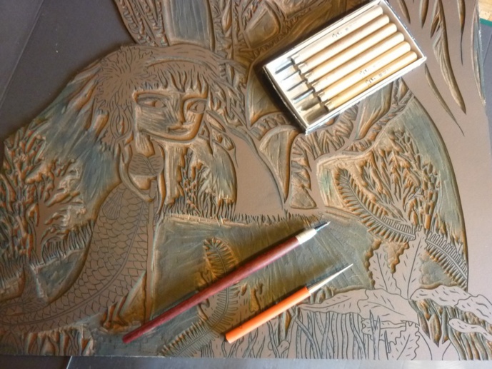 Les gouges et la plaque de lino gravée Les gouges et la plaque de lino gravée