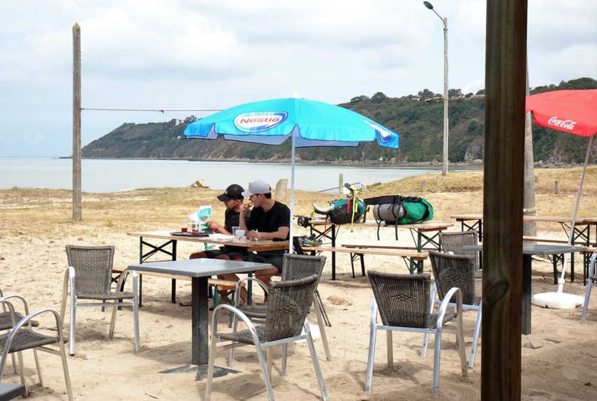Petit déjeuner avec vue mer et pieds dans le sable Petit déjeuner avec vue mer et pieds dans le sable