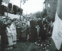 une cérémonie au monument aux morts une cérémonie au monument aux morts