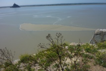 Banc de sable entre le Mont et Tombelaine à marée montante