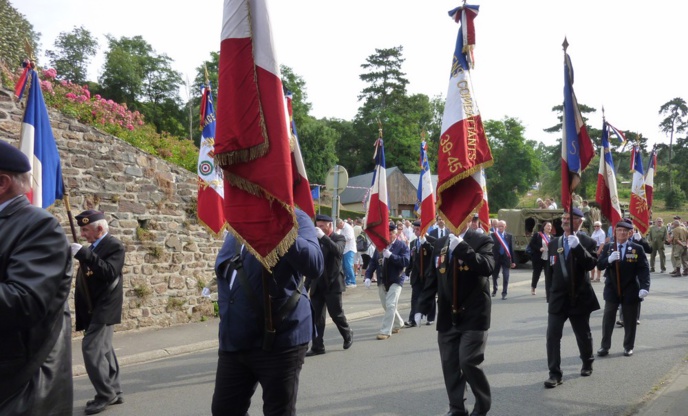 En tête, la fanfare de la Lucerne d'Outremer suivie par les Anciens Combatants et les élus.