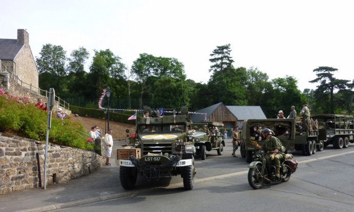 Puis, viennent les "reconstitueurs" en costume sur leurs véhicules. Puis, viennent les "reconstitueurs" en costume sur leurs véhicules.