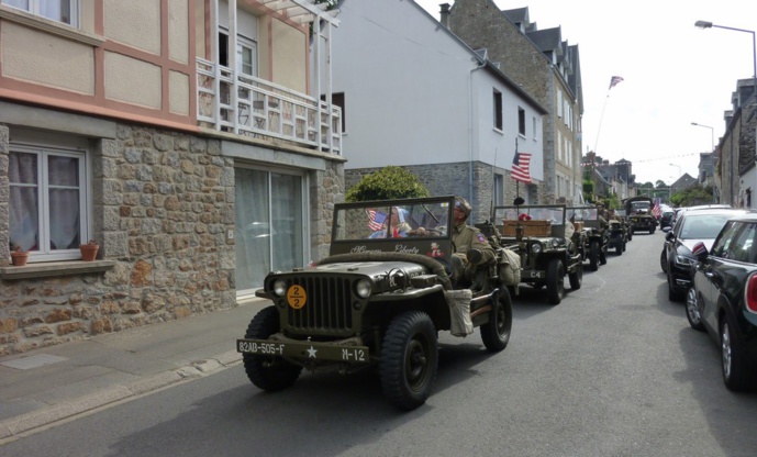 Le convoi emprunte la rue du Général de Gaulle.