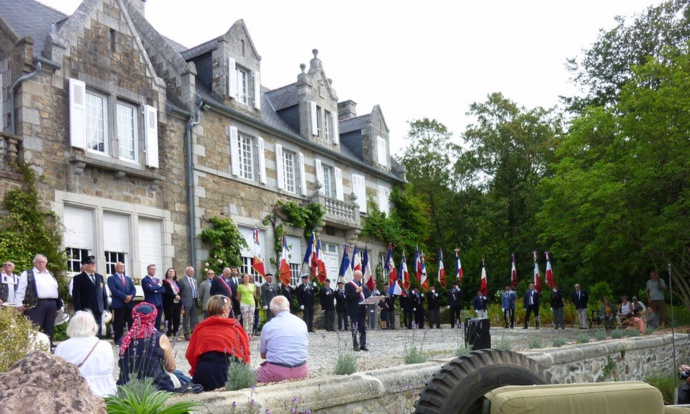 Alain Bachelier lit la déclaration d'Eisenhower.