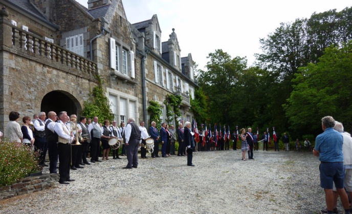 Les hymnes américains et français sont interprétés. Les hymnes américains et français sont interprétés.
