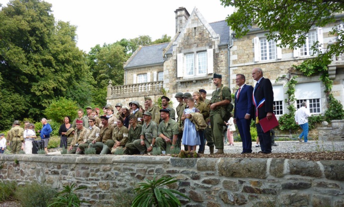 Les "reconstitueurs" posent pour la photo souvenir.