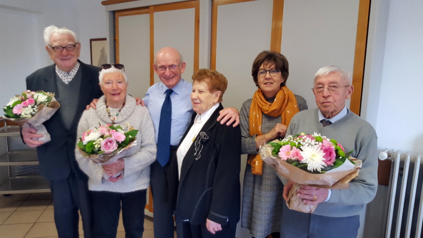 Après une introduction d’Alain Bachelier, nos doyens présents sont mis à l’honneur (de gauche à droite) : Robert Delbos (90 ans), Colette Demeyere (90 ans), Alain Bachelier (Maire), Solange Belan (92 ans), Sabine Cari-Bonnot (responsable CCAS) et Eugène Belan (95 ans) Après une introduction d’Alain Bachelier, nos doyens présents sont mis à l’honneur (de gauche à droite) : Robert Delbos (90 ans), Colette Demeyere (90 ans), Alain Bachelier (Maire), Solange Belan (92 ans), Sabine Cari-Bonnot (responsable CCAS) et Eugène Belan (95 ans)