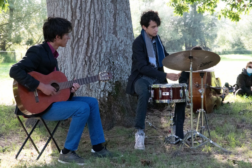 Intermède musical avec guitare et batterie...