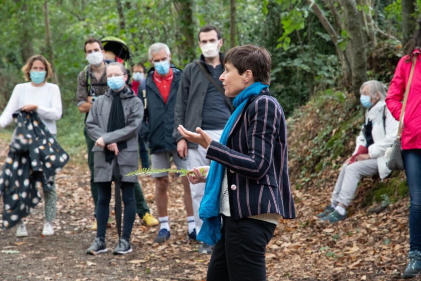 Sandrine évoque les plantes qui vivent à l'ombre des arbres...