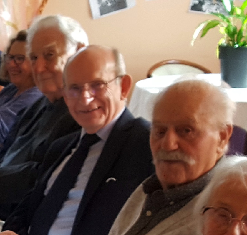Robert Delbos (92 ans) et Antoine Bastioni (90 ans) entourant notre maire Alain Bachelier Robert Delbos (92 ans) et Antoine Bastioni (90 ans) entourant notre maire Alain Bachelier