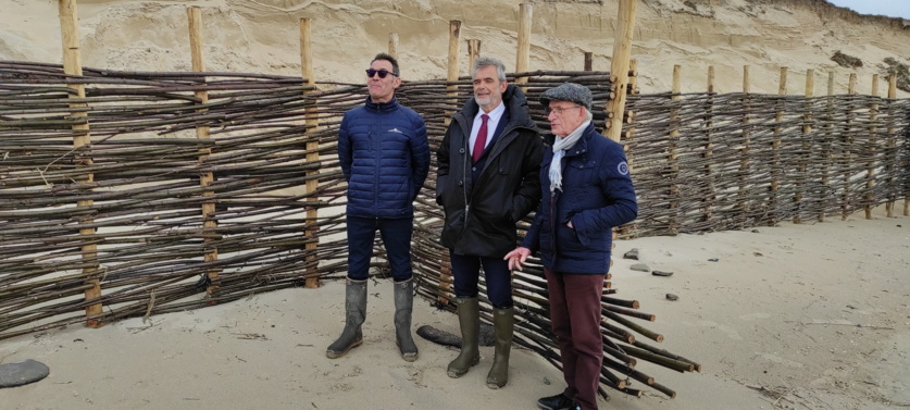 De Droite à Gauche: M. Alain Bachelier (Maire), M. Gilles Traimond (Sous-Préfet d'Avranches), M. Vincent Bichon (CAMSMN en charge de GEMAPI) De Droite à Gauche: M. Alain Bachelier (Maire), M. Gilles Traimond (Sous-Préfet d'Avranches), M. Vincent Bichon (CAMSMN en charge de GEMAPI)