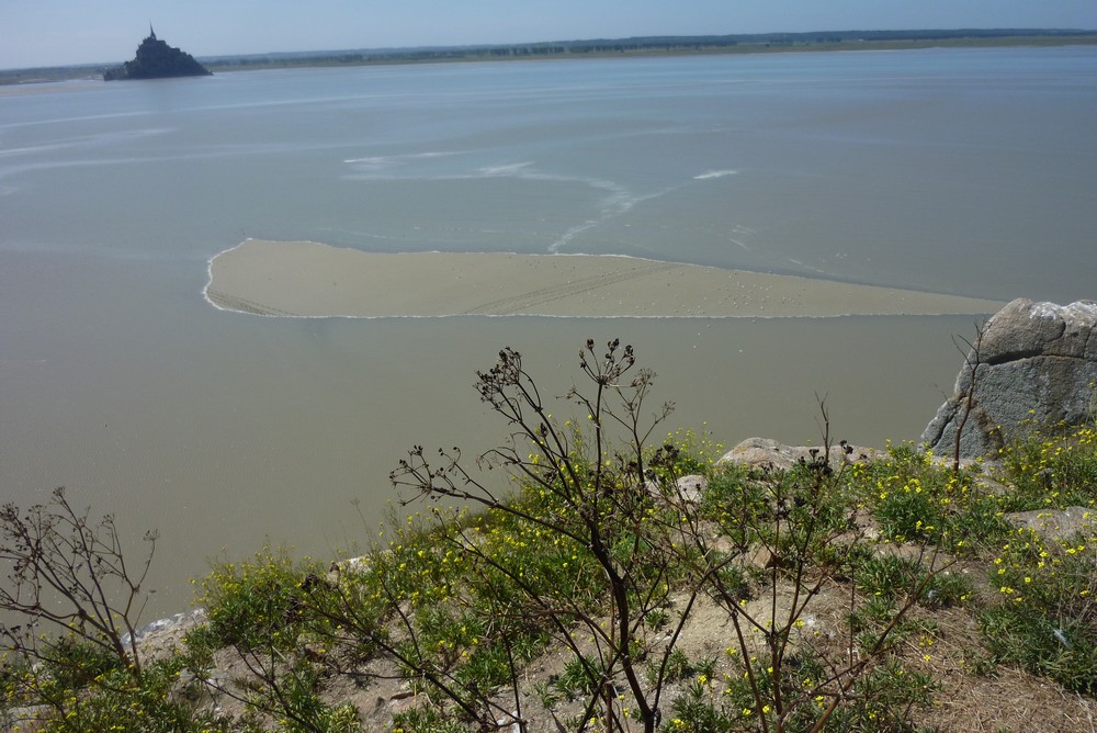 Banc de sable entre le Mont et Tombelaine à marée montante