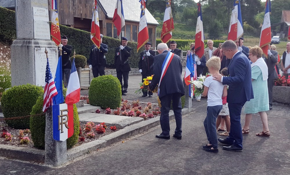 Deux enfants déposent une gerbe au monument aux Morts.