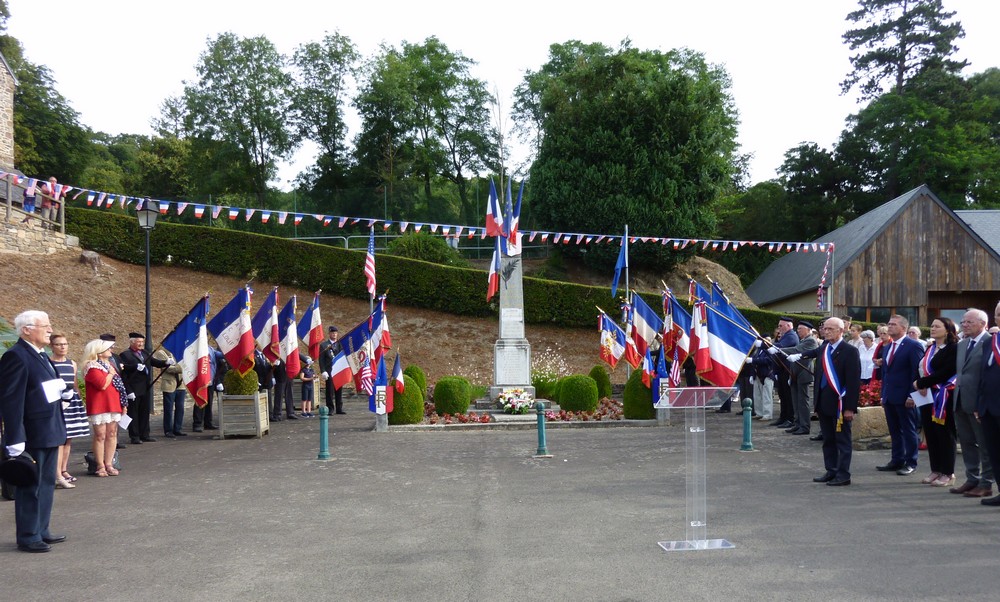 Moment de recueillement pendant l'hommage aux Morts.